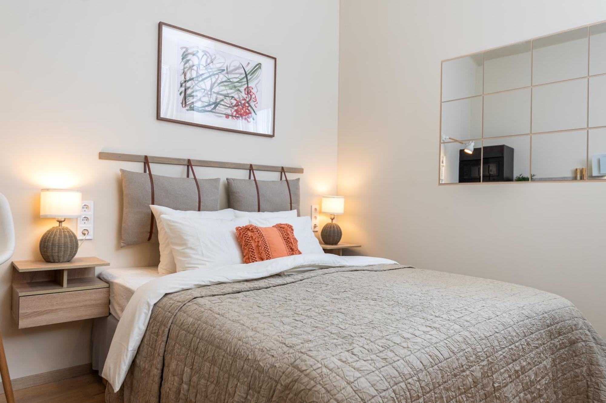 Charming Downtown Apartment *